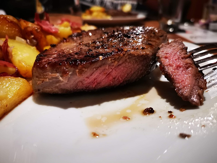 Pessoa aproveitando os beneficios da carne vermelha