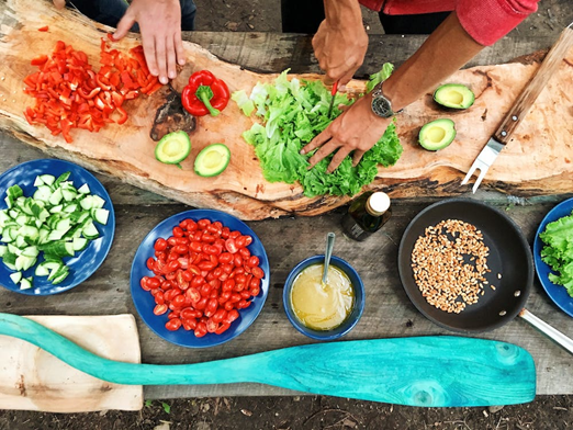 Pessoas preparando legumes e verduras para churrasco vegetariano